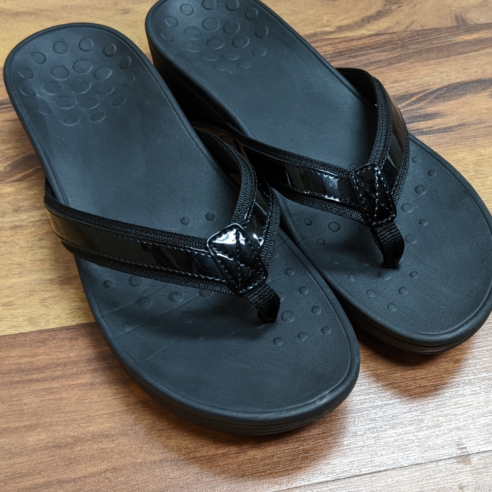 Vionic High Tide Wedge Thongs Flip Flops Patent Sandals Sz 11 Black